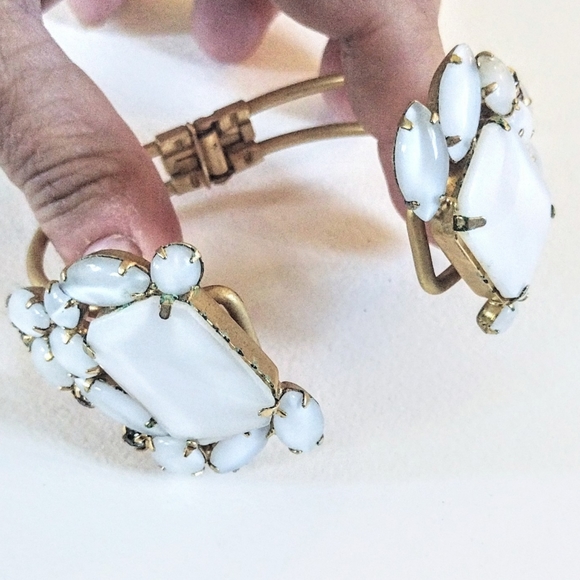 🤍 Vintage Gold Satin White Chunky Rhinestone Clamp Hinge Bracelet - Picture 6 of 7